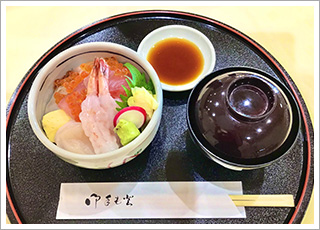 （2）八食直仕入れ海鮮丼