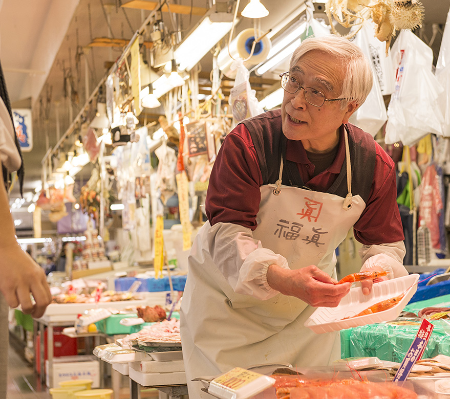 鮮魚を中心とした約60店が並ぶ館内