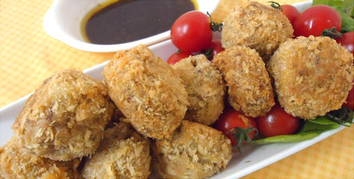 鯖の水煮缶と里芋のコロッケ　カレー風味のバルサミコソース